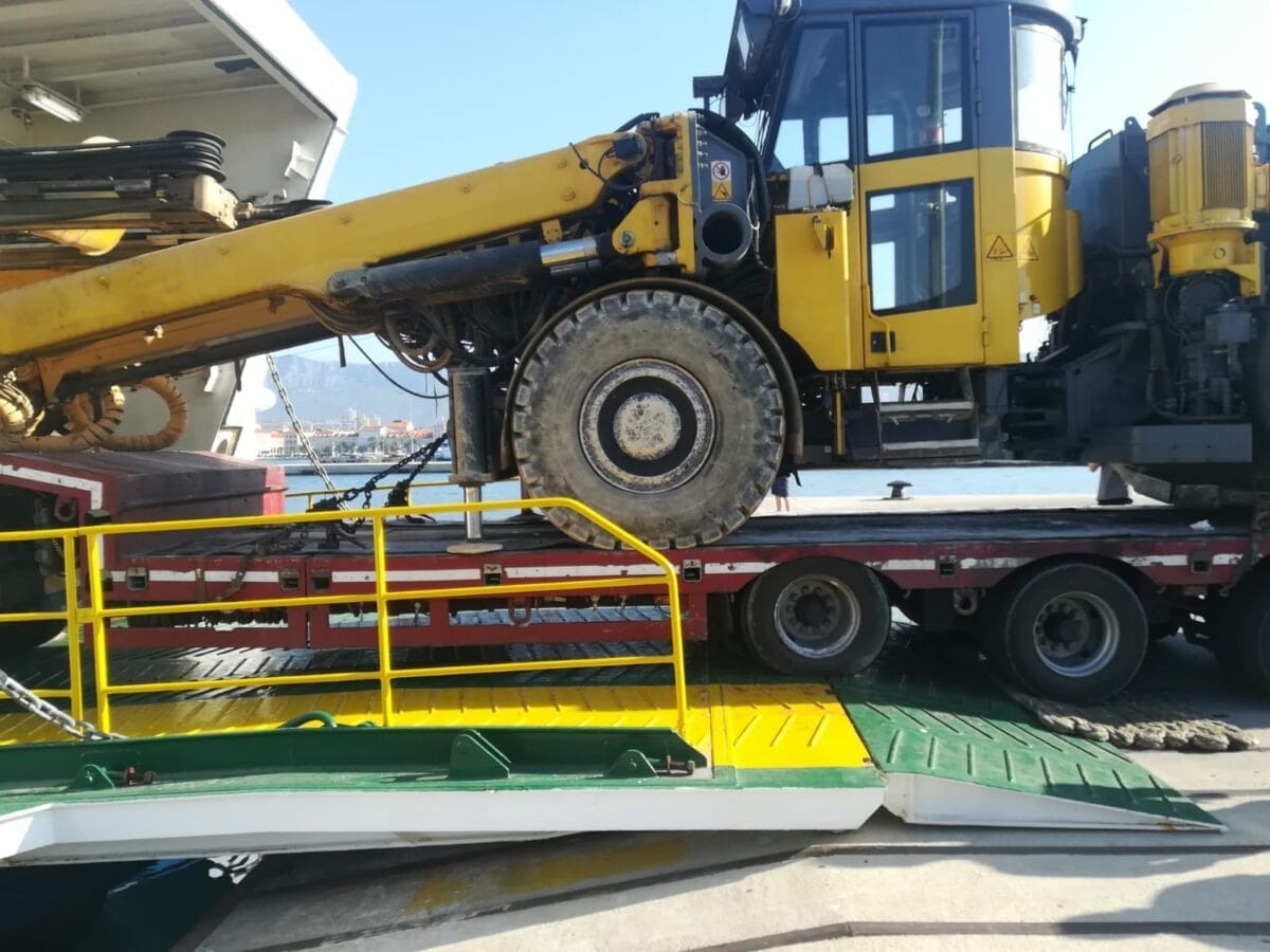 DRAMA U SPLITSKOJ LUCI Neuspješno pokušavali ukrcati vertikalnu bušilicu na trajekt, kamionu umalo pukle gume