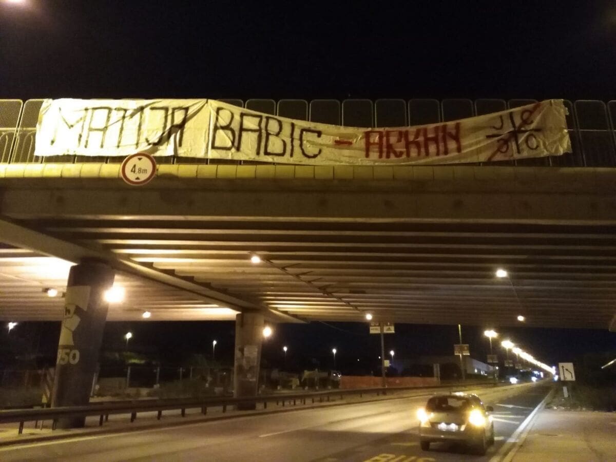 UVREDLJIVI TRANSPARENT PROTIV POKRETAČA INDEXA Pogledajte što je noćas u Splitu osvanulo na nadvožnjaku