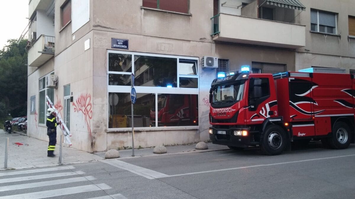 Zaključanoj starici pozlilo u stanu u Splitu, vatrogasci brzom reakcijom spasili njezin život