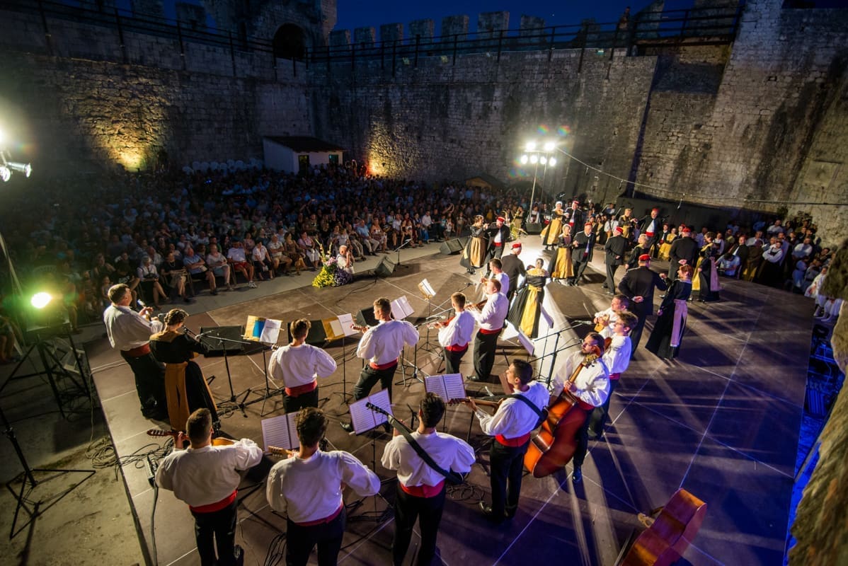 Večer puna emocija: KUD 'Kvadrilja' obilježilo 50 godina postojanja u prepunoj kuli Kamerlengo