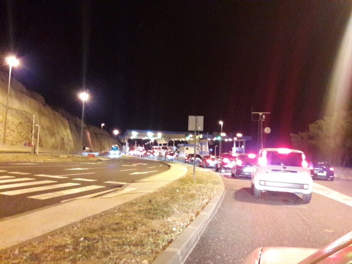 Velike kolone na ulazu u Hrvatsku kroz Neum