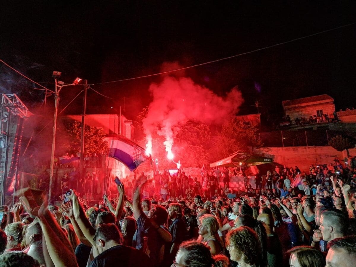 SPEKTAKL NA KORČULI: Thompson održao veličanstveni koncert u Čari