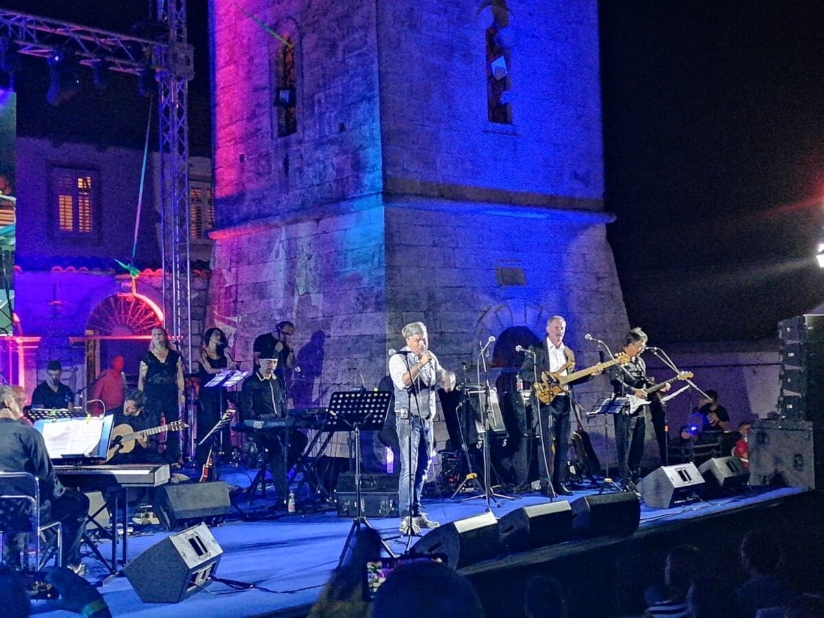 TRAG U BESKRAJU (VELA LUKA) Zorica Kondža: "Ne možemo shvatiti da ga nema, imam osjećaj da će večeras s nama nastupiti"