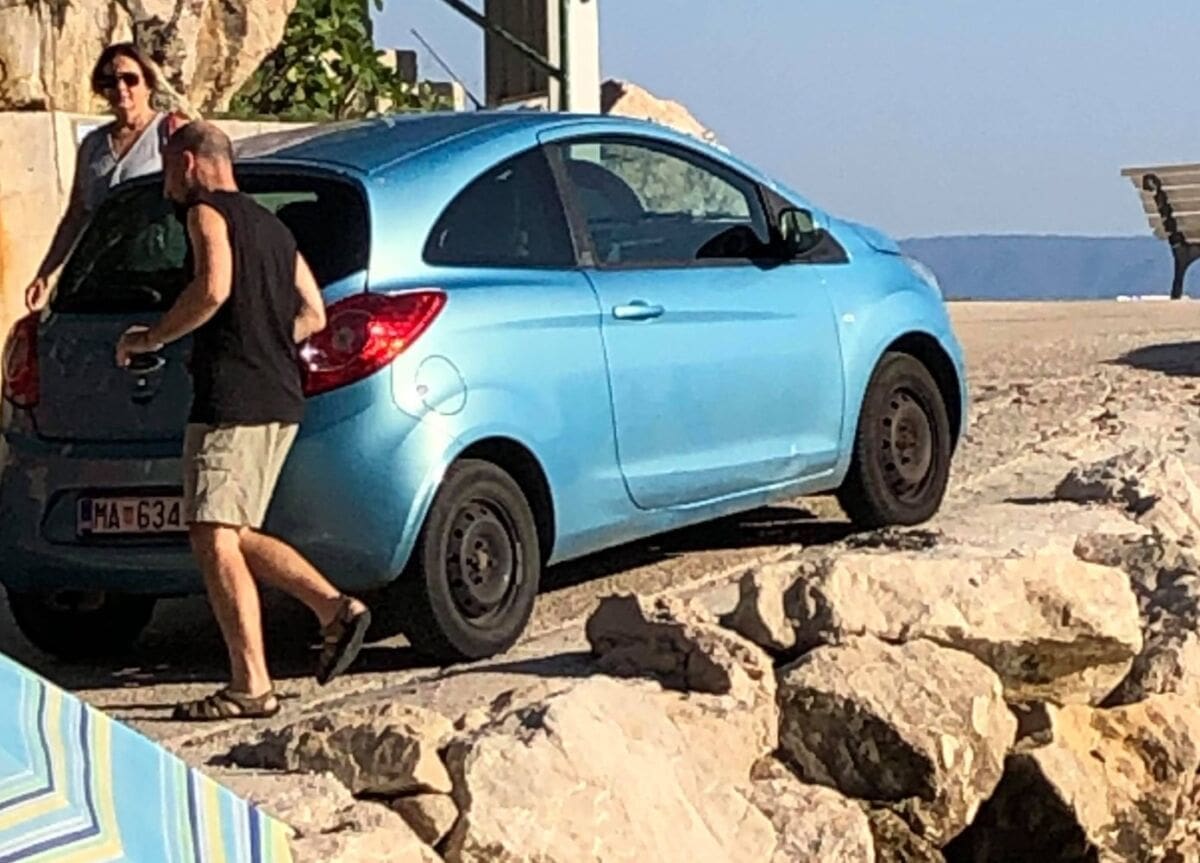 BEZOBRAZLUK NA PLAŽI Usprkos izričitoj zabrani, automobilom se probio u pješačku zonu i vozio pored bebe u kolicima