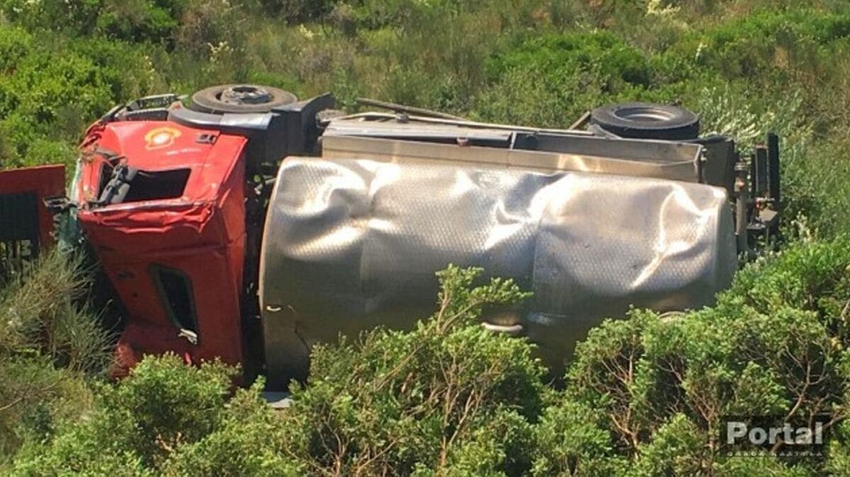NESREĆA U KAŠTELIMA Vatrogasna cisterna upala u duboku provaliju, vozač se spasio