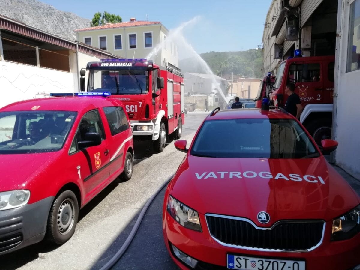 "PRINOVE" U DVD-u DALMACIJA DUGI RAT Društvo bogatije za vatrogasnu cisternu i zapovjedno vozilo