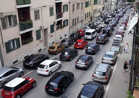 PROMETNI ČEP U SPLITU Gužva od Zvonimirove sve do KBC Firule: "Sat vremena čekamo na iskrcaj iz trajekta"