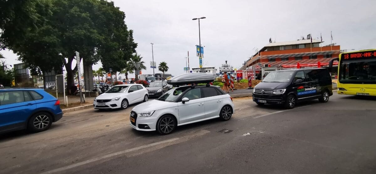 GUŽVA U SPLITSKOJ TRAJEKTNOJ LUCI Tražila se karta više za otoke, uvedene i izvanredne linije trajekata: "Zaista je užitak vratiti se u staro normalno"