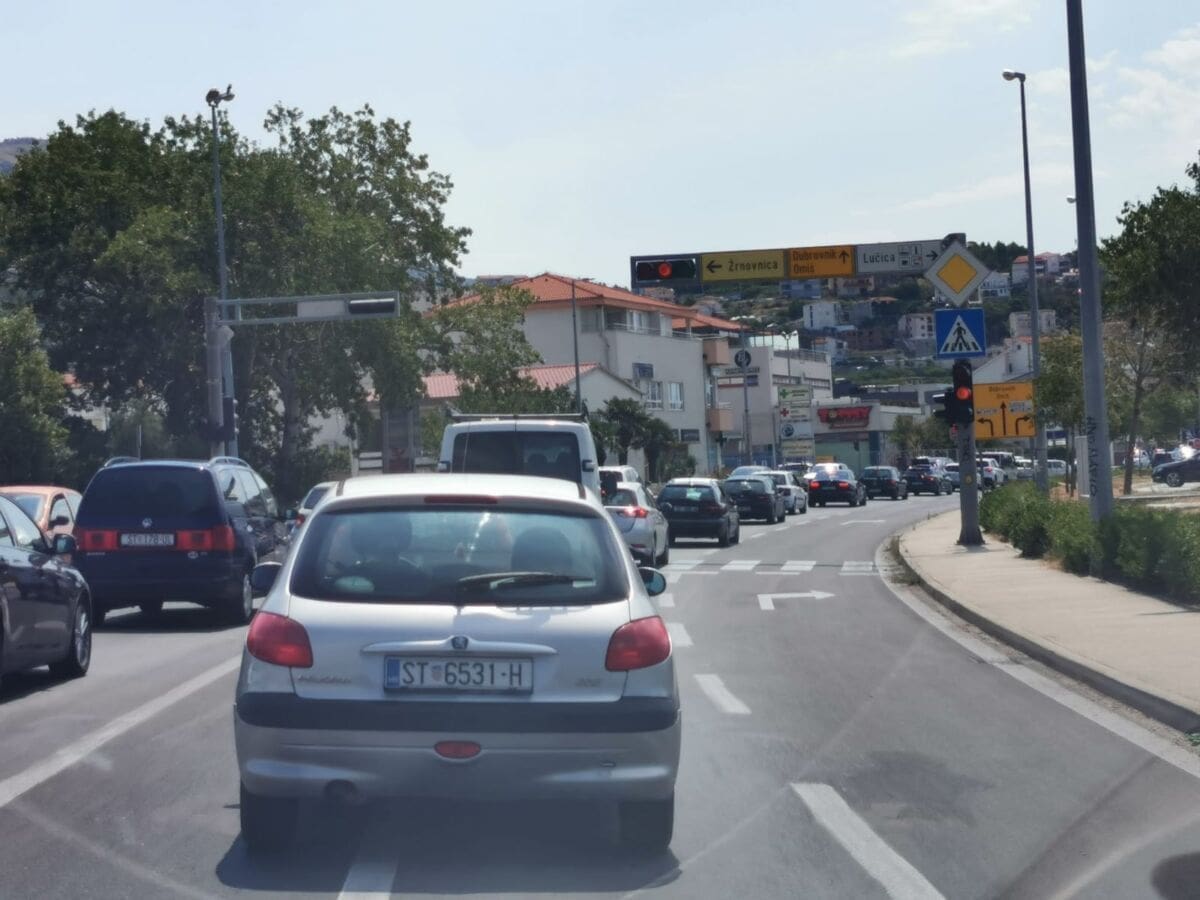 UKOLIKO NE MORATE, NE IDITE PREMA OMIŠU Prometni kolaps na cesti kroz Stobreč i Podstranu