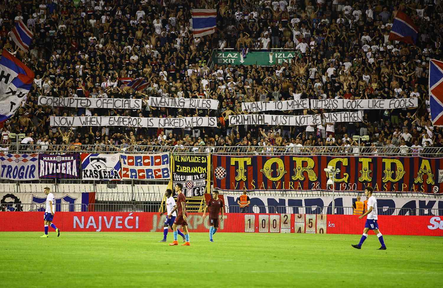 NAVIJAČI U ŠOKU Hajduk na Poljudu ispao od kluba s Malte, navijači nakon utakmice prodrli u teren