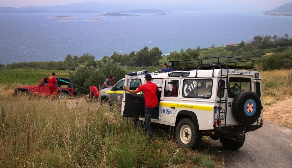 Vozačica u oštrom zavoju proklizala i ostala "visiti" nad strmim terenom