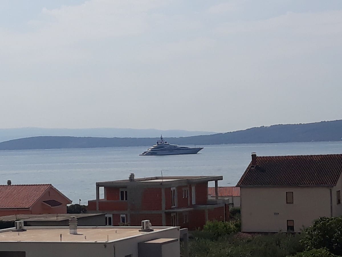 DUGA 123 METRA Jahta jednog od najbogatijih ljudi na svijetu usidrena u Kaštelanskom zaljevu