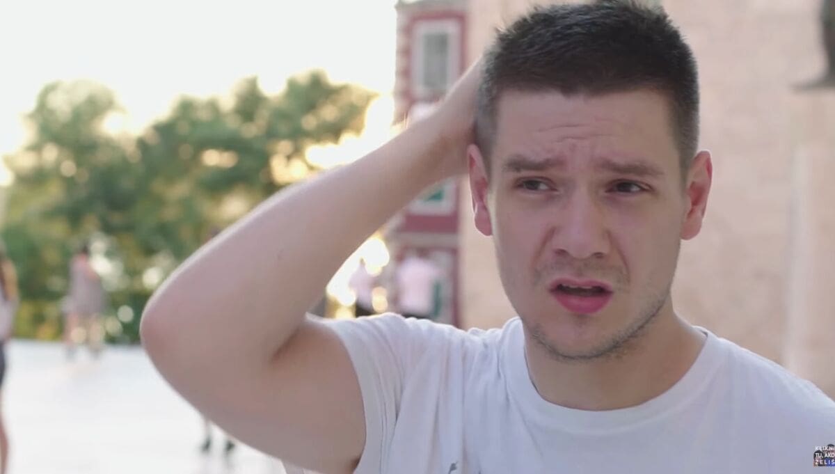 Sezonac u Hajdukovoj majici u Šibeniku pjeva "Srbin na Jadranu"