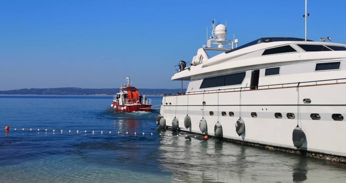 NASUKALA SE JAHTA U KAŠTELIMA Vatrogasci je pokušavali odsukati