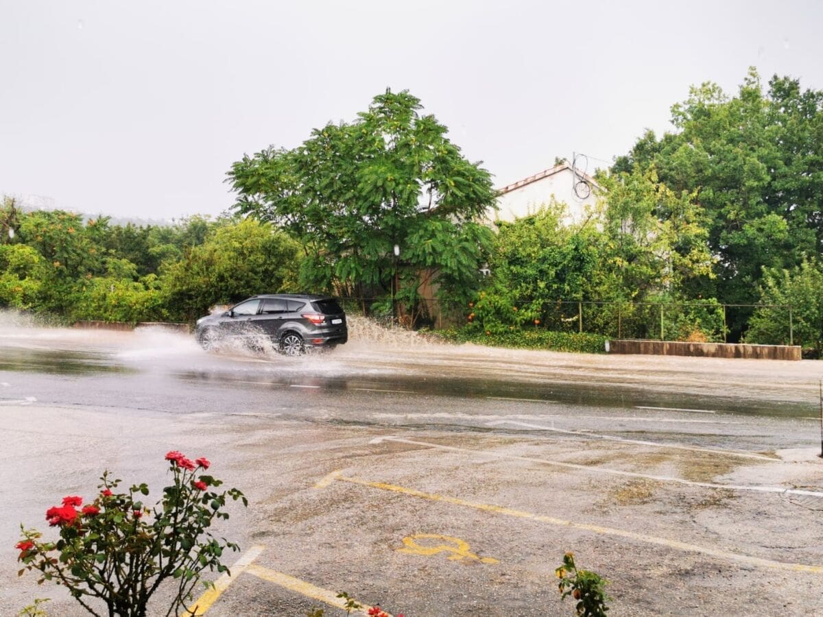 LJETNA CIKLONA POGODILA JADRAN Grmljavinsko nevrijeme zahvatilo Imotski, ulice pod vodom