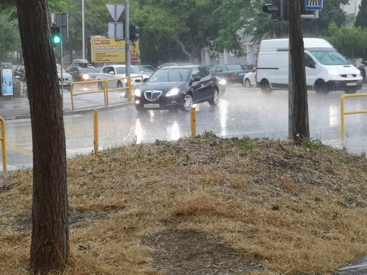 NEVRIJEME U SREDNJOJ DALMACIJI Na području Čiova padala krupa, uz jaku buru temperature će pasti ispod 20 stupnjeva