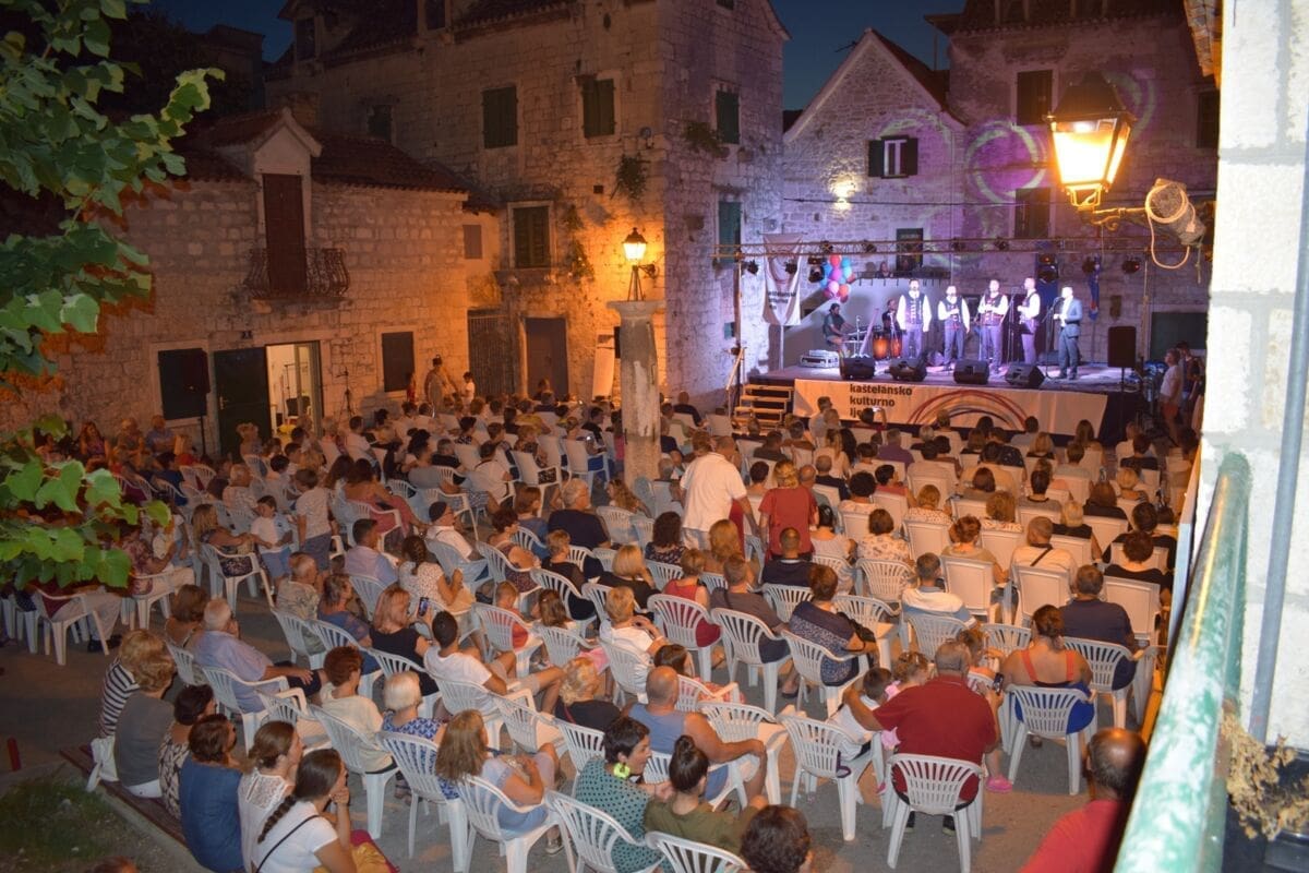 Podizanjem zastave na Brcu svečano otvoreno Kaštelansko kulturno ljeto