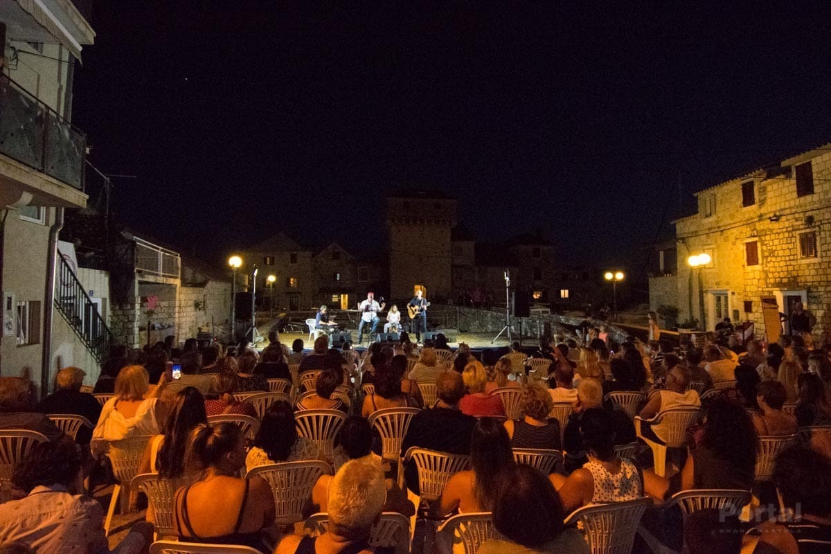 KAŠTELANSKA VEČER POSVEĆENA OLIVERU DRAGOJEVIĆU Prepun trg ispred Kaštilca uživao u bezvremenskim pjesmama