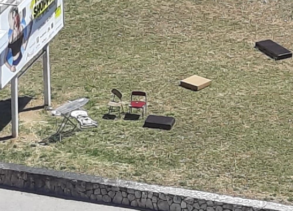 KAKO OVO KOMENTIRATI? Stalak za peglanje uz jednu od najprometnijih cesta u Splitu