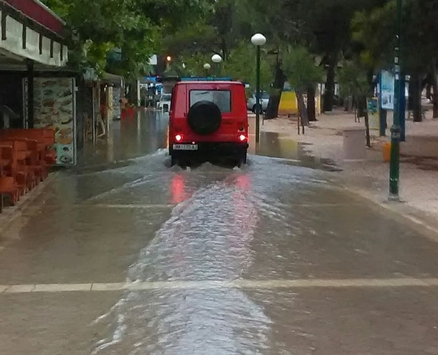 NOVO NEVRIJEME U DALMACIJI Brojne intervencije vatrogasaca u Makarskoj, obilan pljusak u Splitu i Kaštelima