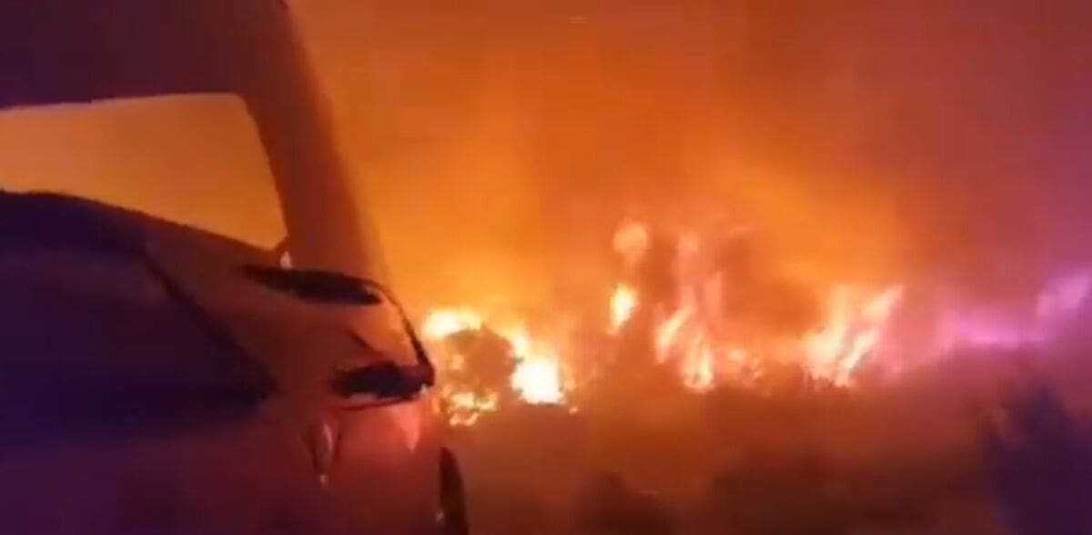 VATRENI PAKAO KOD BILICA Ozlijeđena dva vatrogasca, objavljen video izvlačenje vozila DVD-a Solin. Vatrogasac: "Dignite se iz kreveta i dođite pomagat. Ovo nije normalno, sve gori, a nema ljudi"