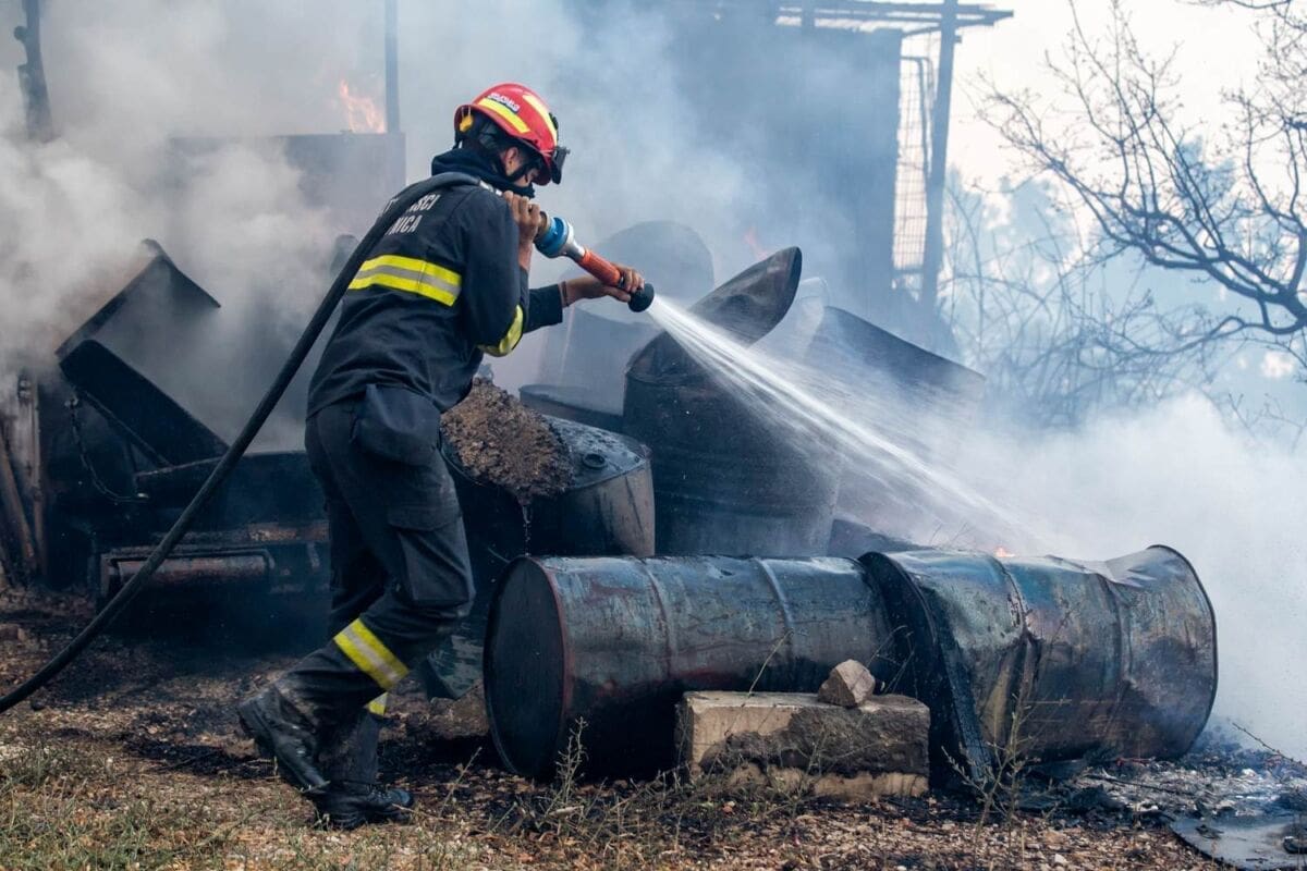 Munja zapalila požar kod Prgometa, brzom intervencijom vatrogasaca spriječena veća šteta