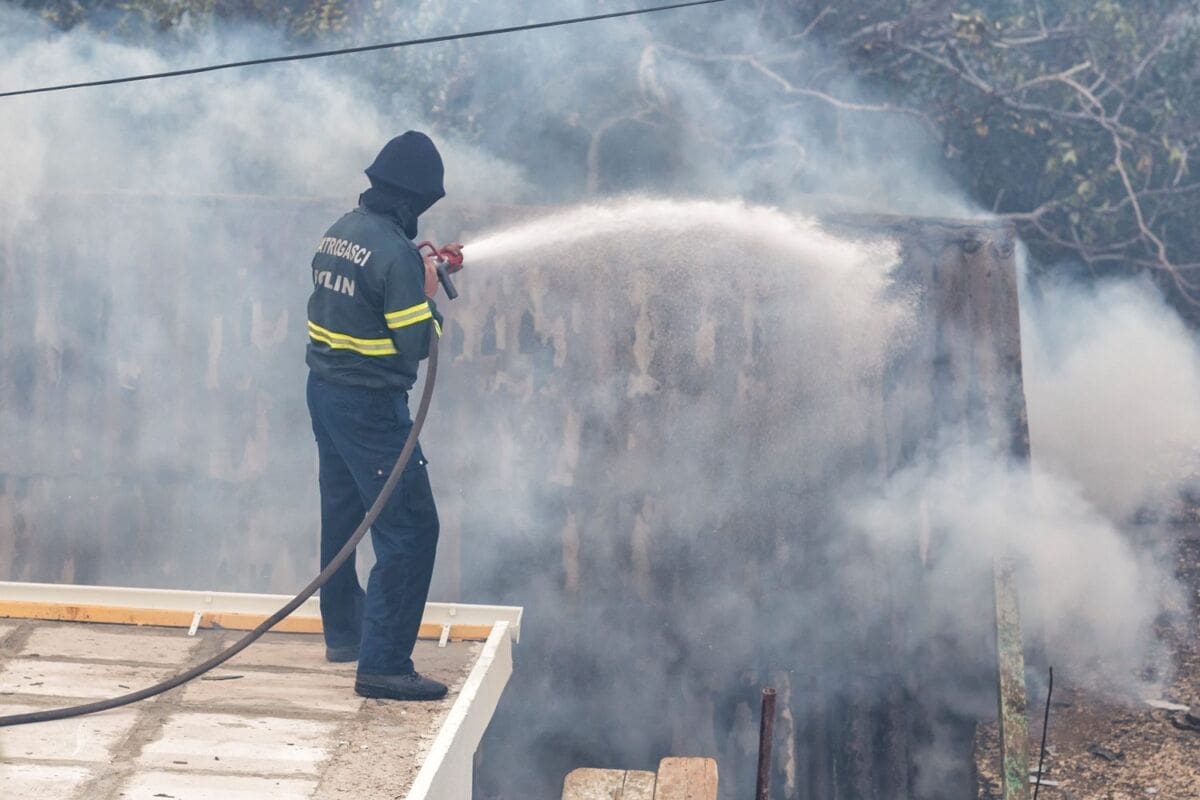 Četiri vatrogasca ozlijeđena u gašenju požara kod Šibenika