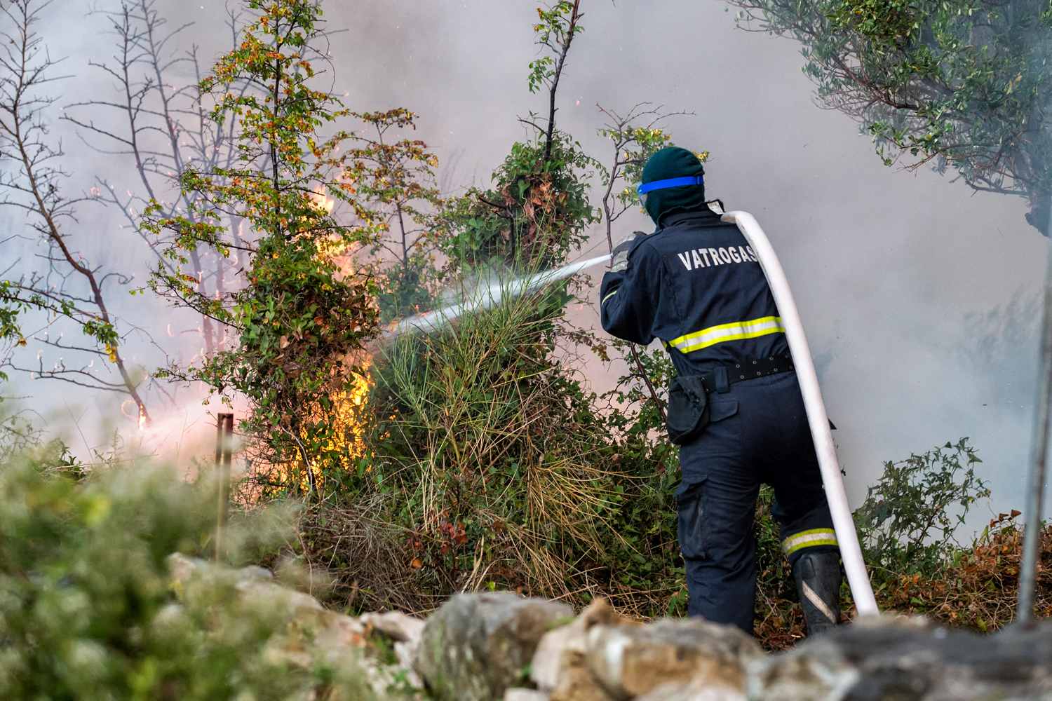 POŽAR NA HVARU POD KONTROLOM Uz pomoć kanadera savladana vatrena stihija