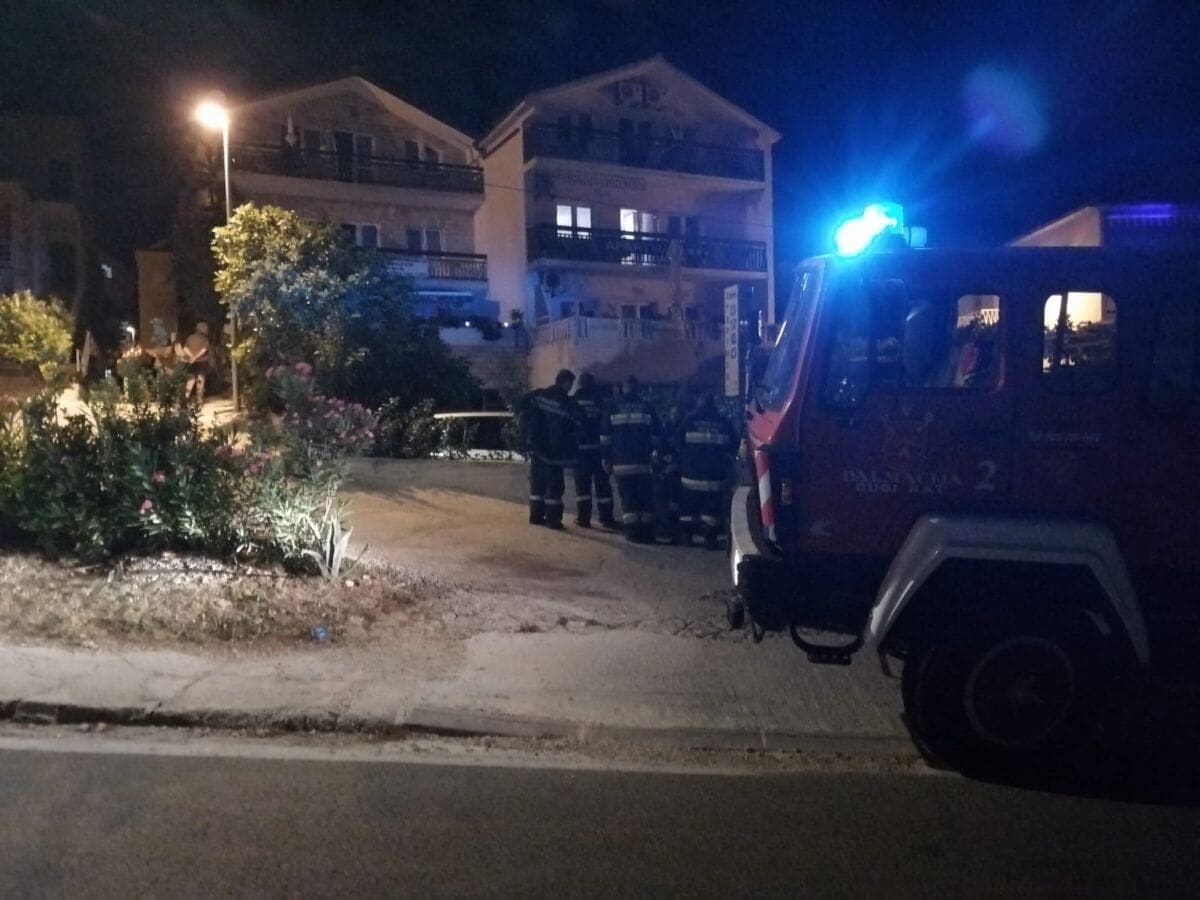 Požar apartmana i garaže u Dućama: Mlađi muškarac se nagutao dima, odvela ga Hitna