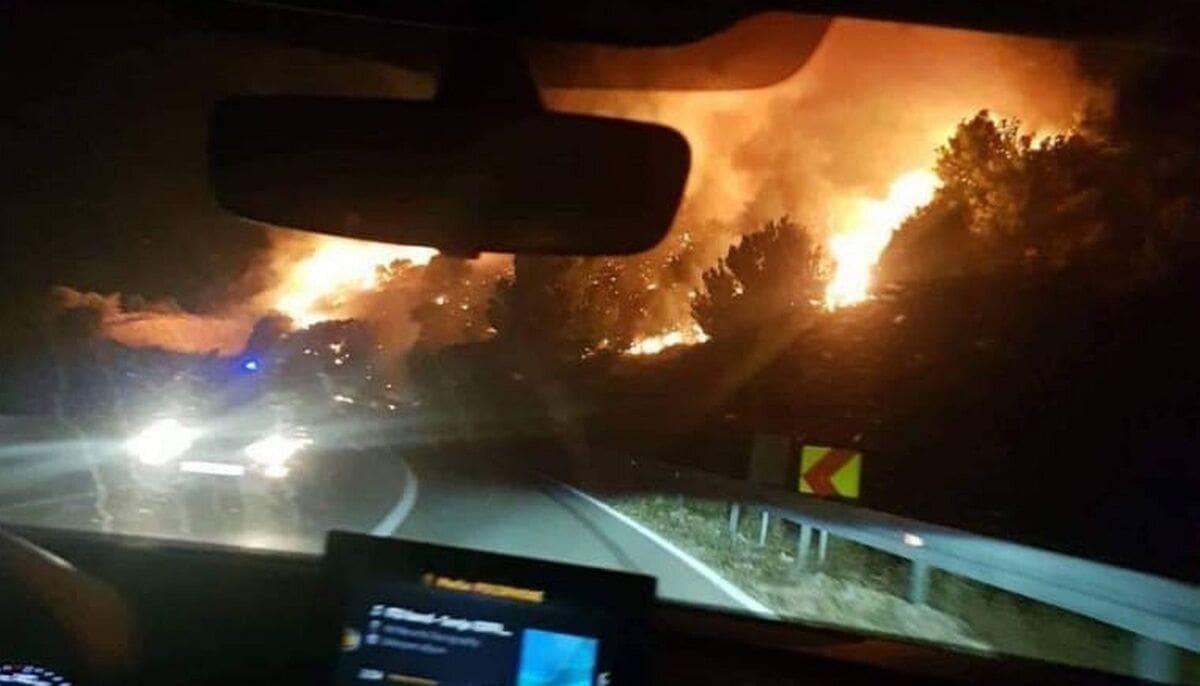 OLUJNO JUGO ŠIRI VELIKI POŽAR NA HVARU Vatru gasi 30 vatrogasaca iz tri vatrogasna društva