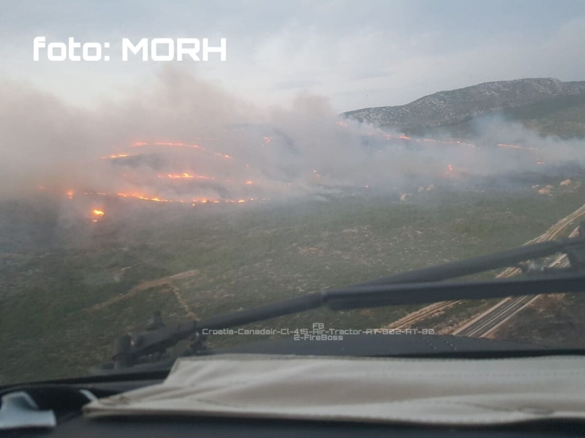 POGLED IZ ZRAKA Evo kako vatrena stihija kod Šibenika izgleda iz Canadaira