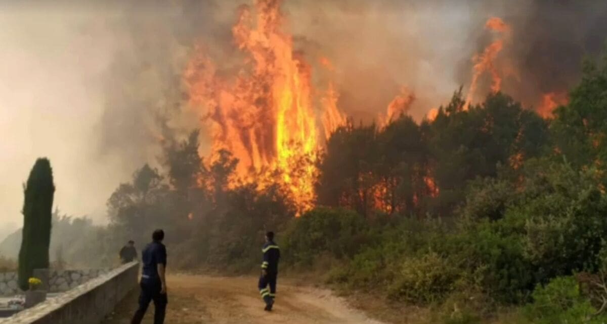 VELIKI POŽAR U SUKOŠANU Vatra okružila mjesno groblje i priprijetila kućama. Vatrogascima pomagali kanaderi
