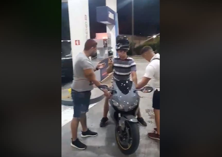 ZNAČKA MU JE U AUTU? Policija tvrdi da nije lažni policajac, a video snimka "govori" suprotno