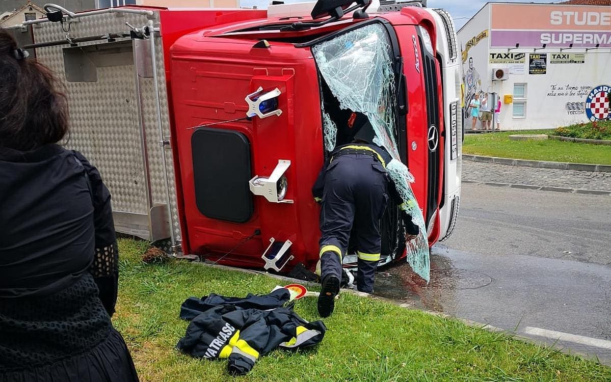 NESREĆA U ROGOZNICI Vatrogasci krenuli na intervenciju gorućeg broda pa se prevrnuli u kružnom toku