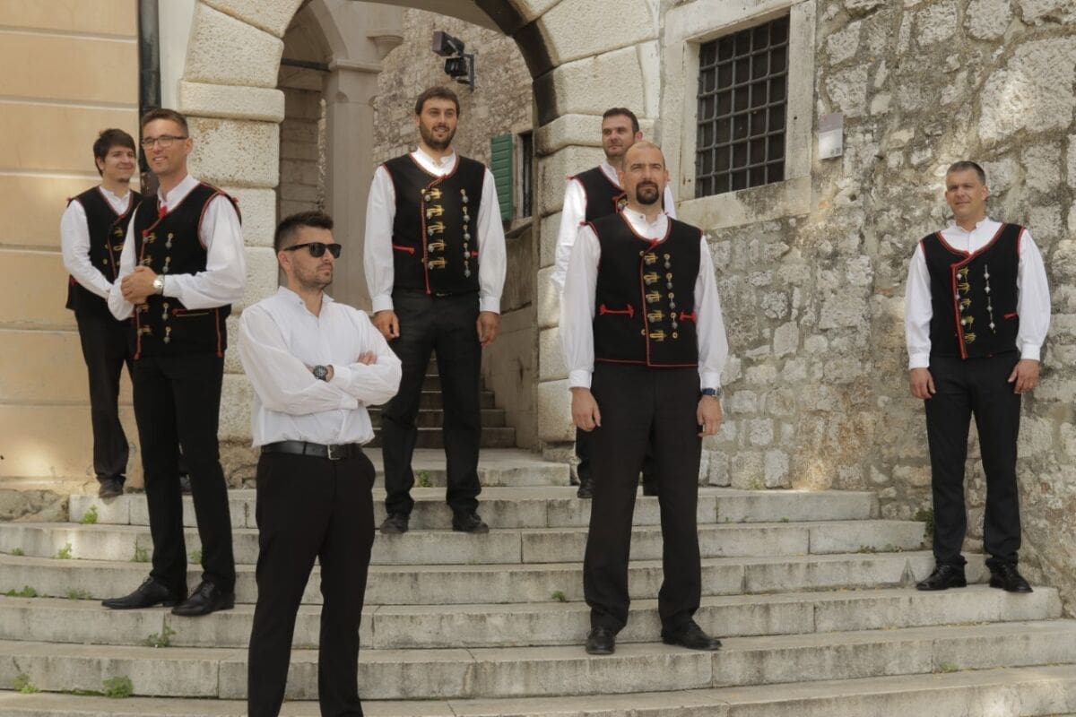UVERTIRA U SPLITSKI FESTIVAL Na carskom trgu pjevaju Branimir Bubica i klapa Sebenico