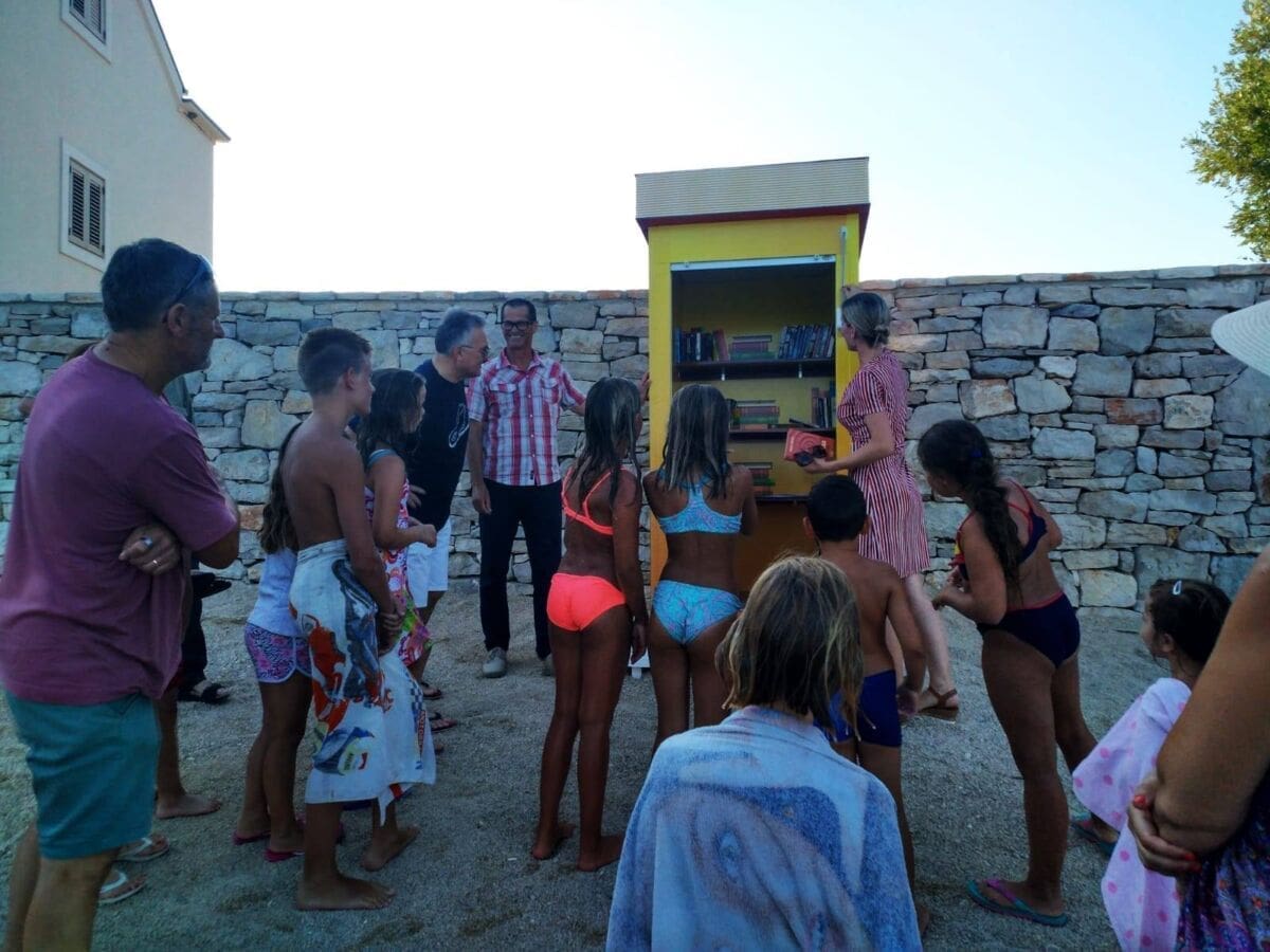 U Blatu postavljena prva solarna knjižnica: Ima i jedan korisni dodatak