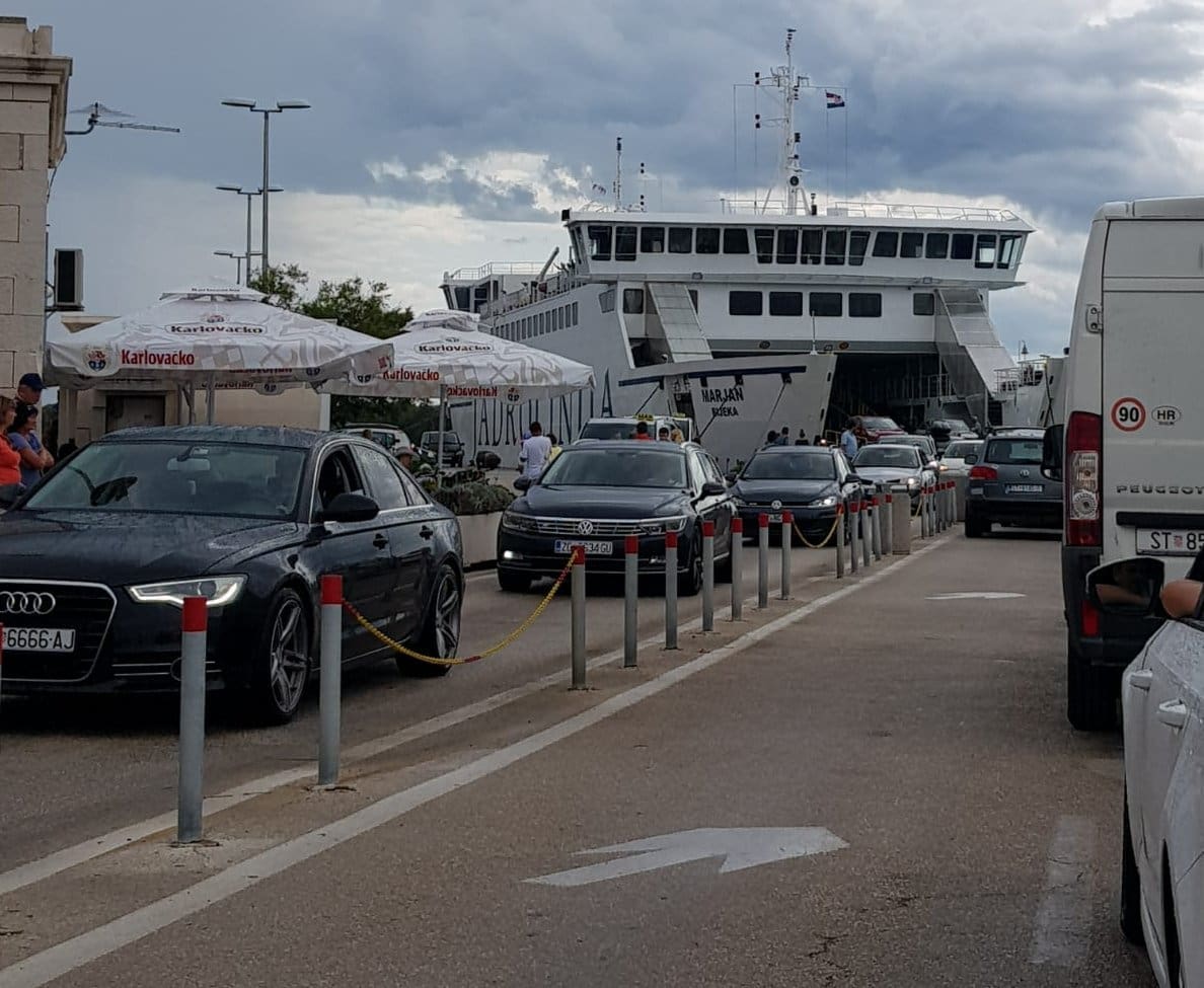 Ogorčena putnica na Braču: Čekamo skoro četiri sata u luci, već su nam dva trajekta otišla "ispred nosa"