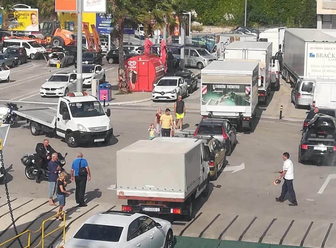 PUTNICI JADROLINIJE OGORČENI "Više od sat vremena kasni polazak za Supetar, automobili se ne uspijevaju iskrcati s trajekta"
