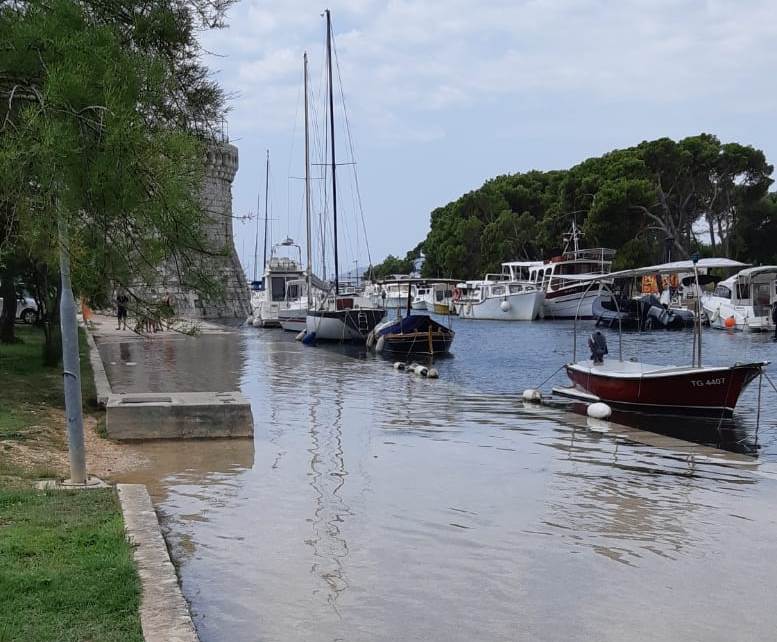 NEOBIČNA POJAVA NA KRAJU SRPNJA Pojavila se ciklonalna plima, dio trogirske rive pod morem
