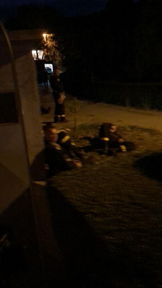 umorni-vatrogasci-spavaju(1)