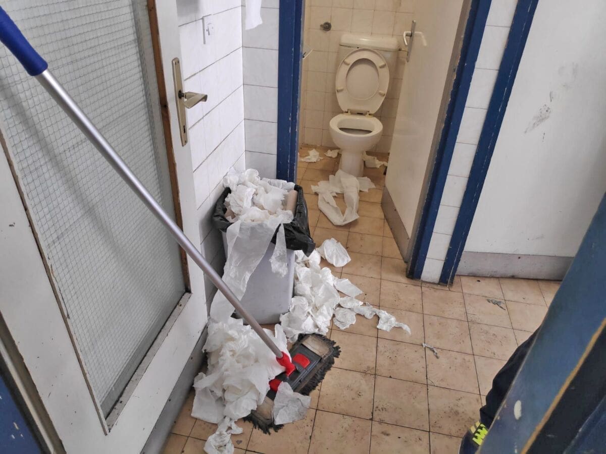 JESU LI ČISTAČICE DOBILE PLAĆU? Pogledajte kako izgleda unutrašnjost WC-a u splitskoj zračnoj luci