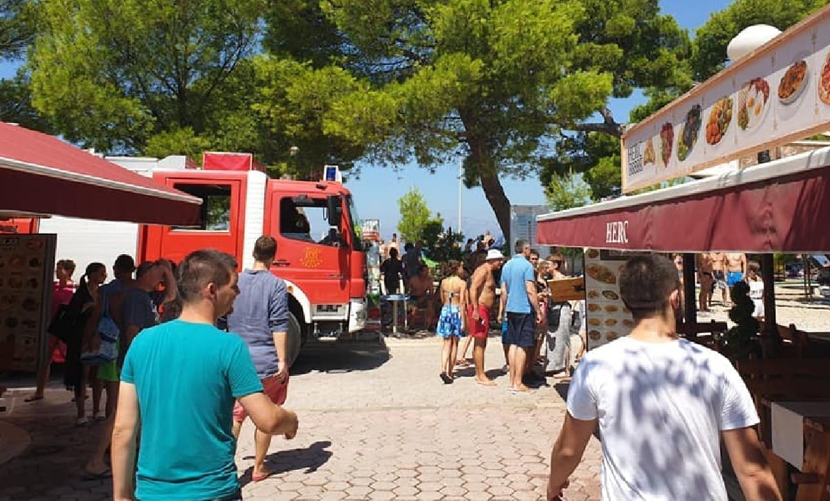 PLANUO OBJEKT NA MAKARSKOJ PLAŽI Djelatnici ugasili požar vatrogasnim aparatima