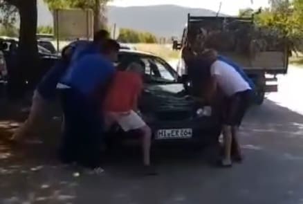 JEDAN, DVA, TRI: Pogledajte kako su iznervirani vozači uklonili automobil koji je blokirao ulaz na parkiralište