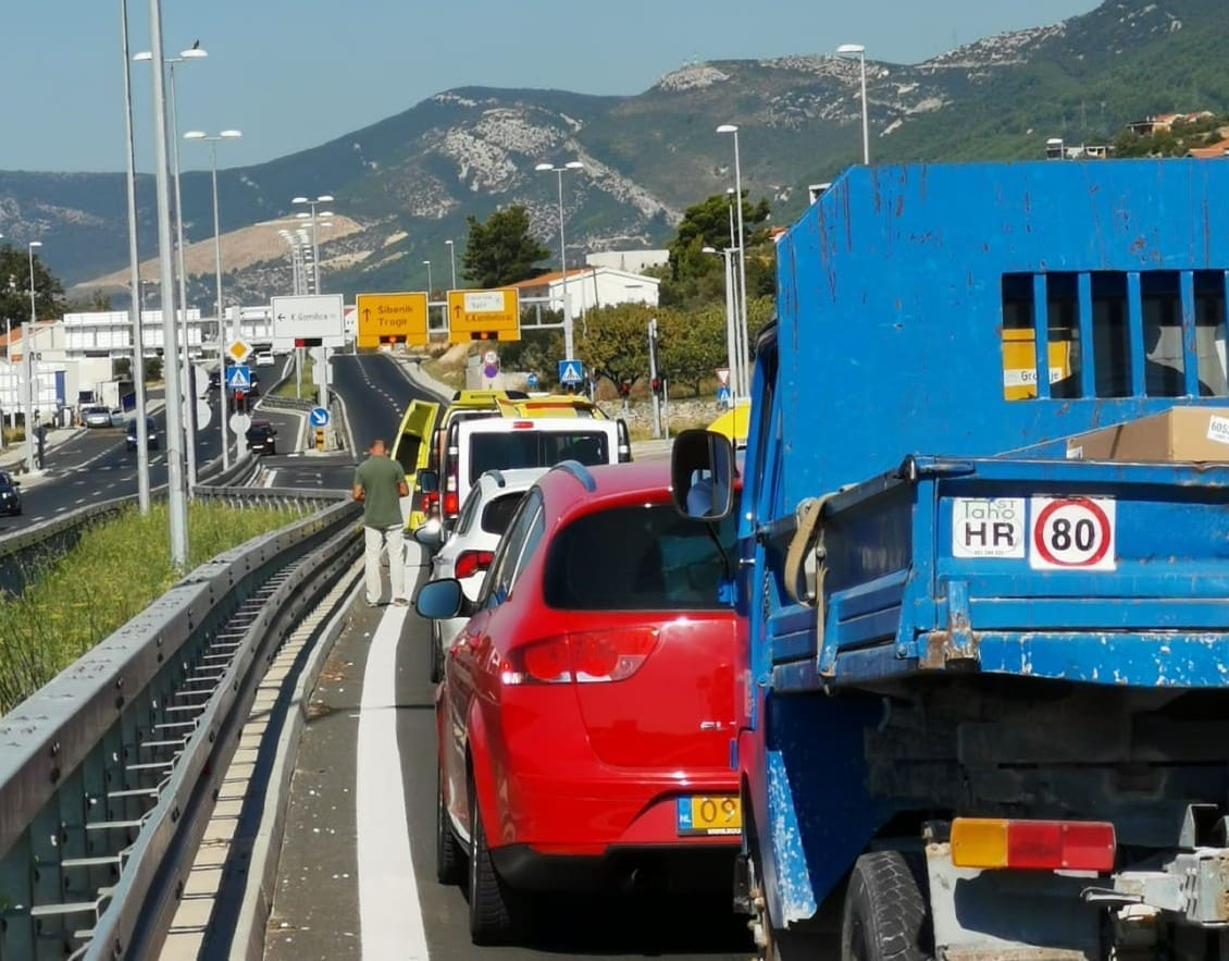 PROMETNA U KAŠTELIMA Sudarili se automobil i motocikl, stvorile se velike gužve na mjestu događaja