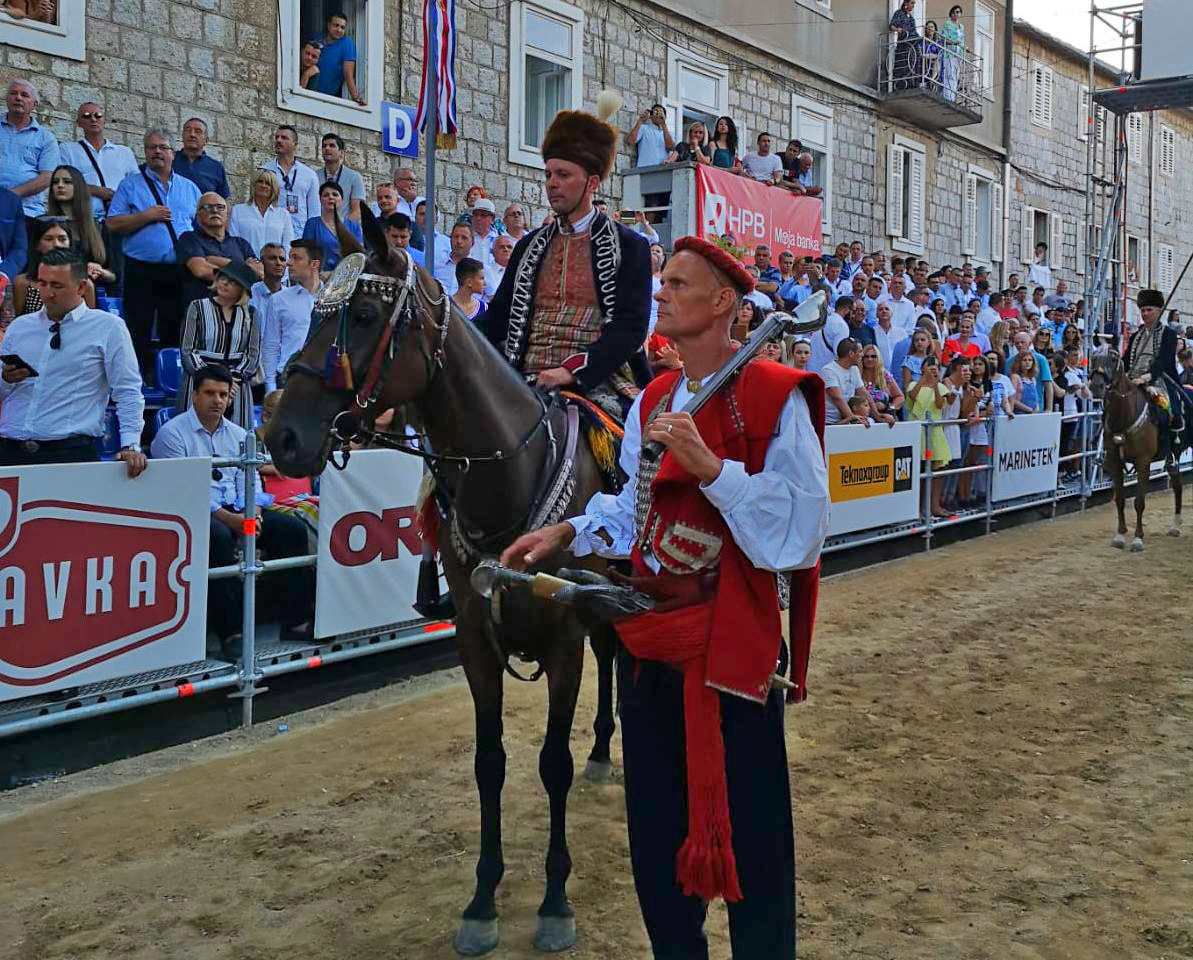 ZAVRŠENA 304. SINJSKA ALKA Slavodobitnik Frano Ivković koji je "osvojio" i 300. Sinjsku alku