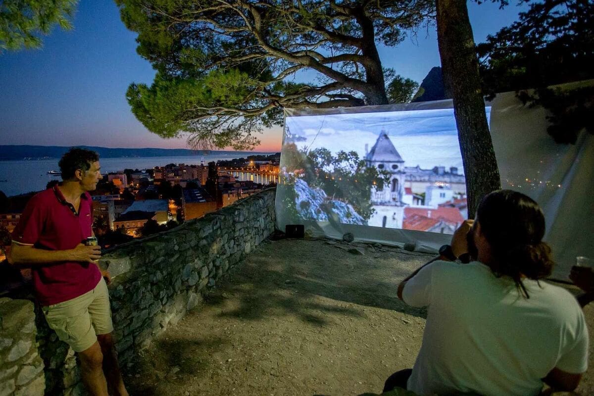 Omiš: Policija došla u publiku jer je netko Morseovim kodom odaslao SOS - poziv upomoć