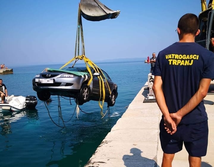 Načelniku auto upao u more: Izvlačili su ga bagerom