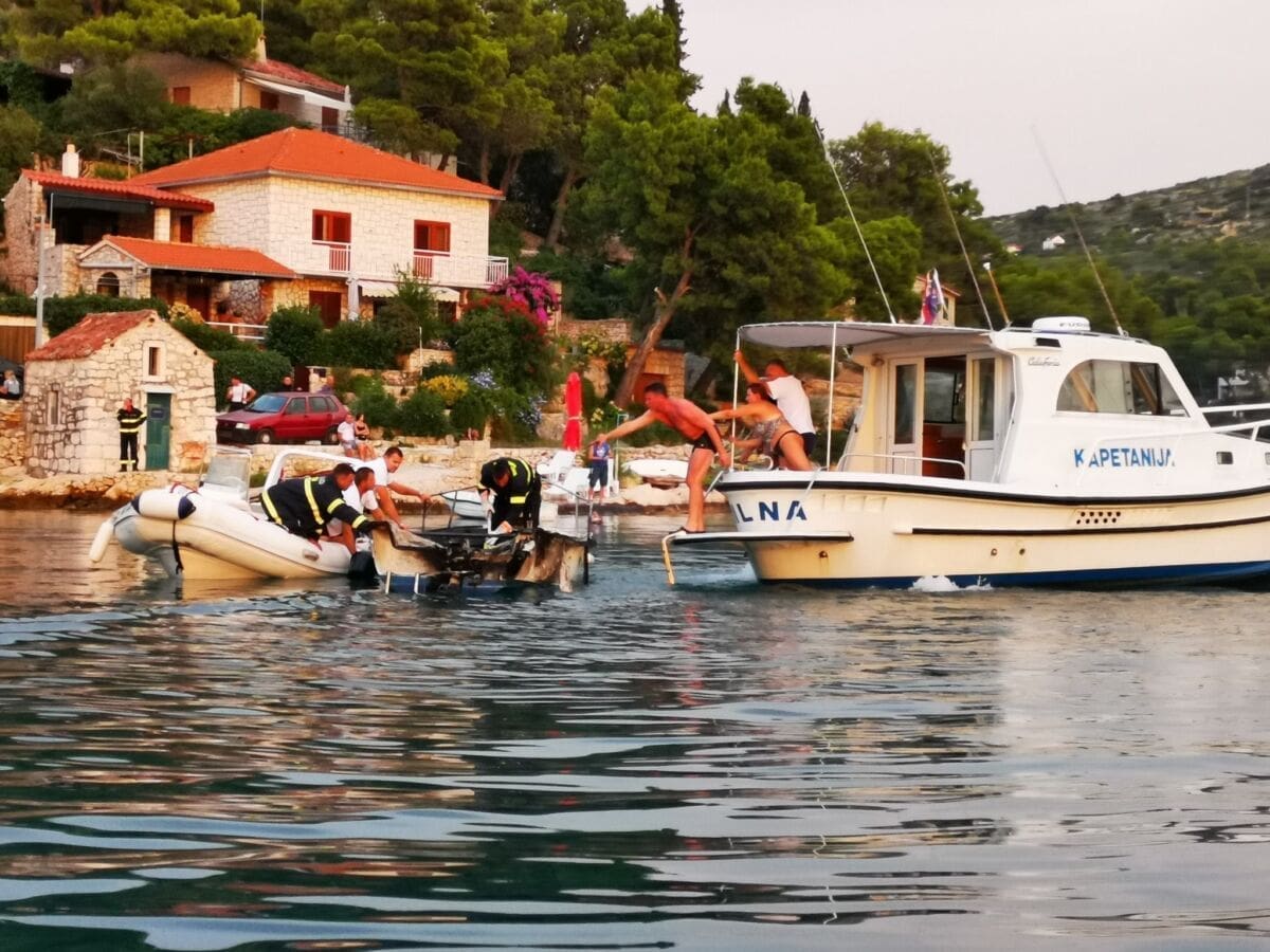 POŽAR BRODICE NA BRAČU Pogledajte intervenciju na kojoj je sudjelovalo 14 vatrogasaca