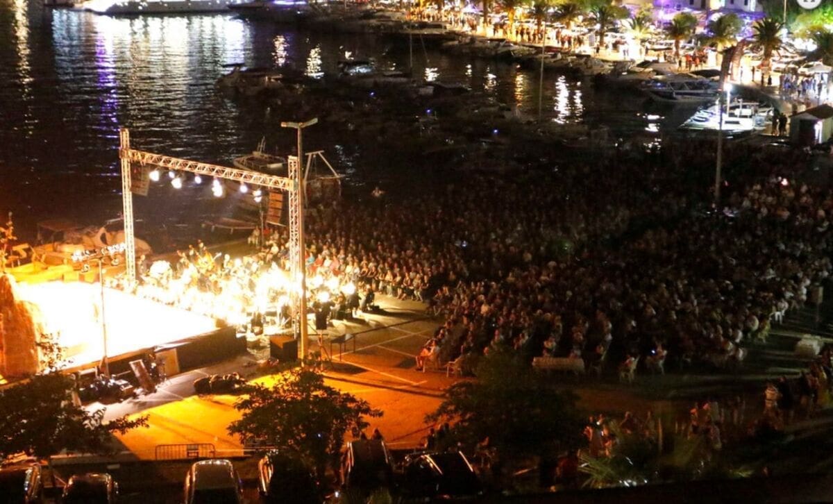 HNK SPLIT S NAJPOZNATIJOM NAŠOM OPEROM NA OSEJAVI "Ero s onoga svijeta" očarao publiku raskošnom izvedbom u atraktivnom ambijentu