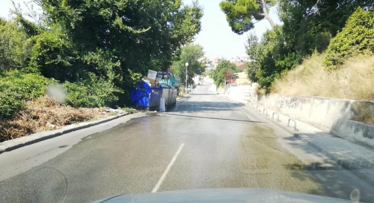 SRAMOTA NA ISTOKU SPLITA Fekalne vode se već mjesecima prelijevaju preko prometne ceste. Uskoro stižu učenici koji tuda prolaze do škole